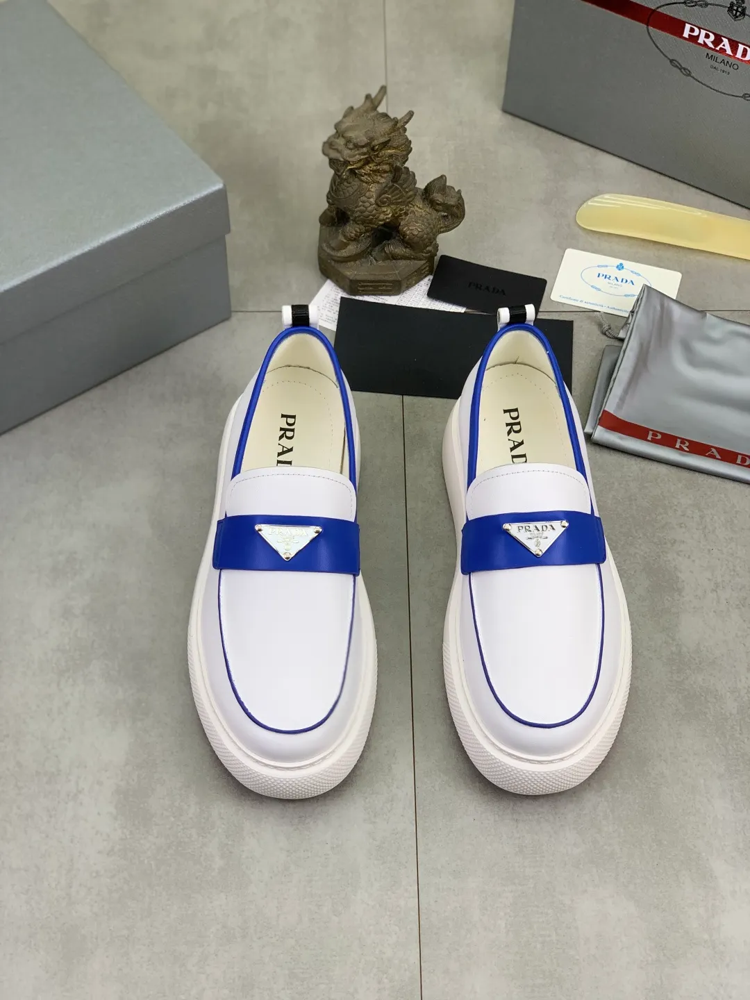 Men's Men's Shoes 💰P560 💰【New Style】 The latest model of high-quality PRADA classic men's shoes has been launched on the official website in 1:1 copy, synchronized in Hong Kong and on the same catwalk; all made of calfskin➕imported cowhide lining, 🍡🍡original rubber outsole, non-slip and wear-resistant; comfortable on the feet, attractive style, fine workmanship, and simple and neat shoe lasts, showing the courage and toughness of men, 👍sizes 38 to 44 (45 can be customized) black and white Blue color🉑️choose